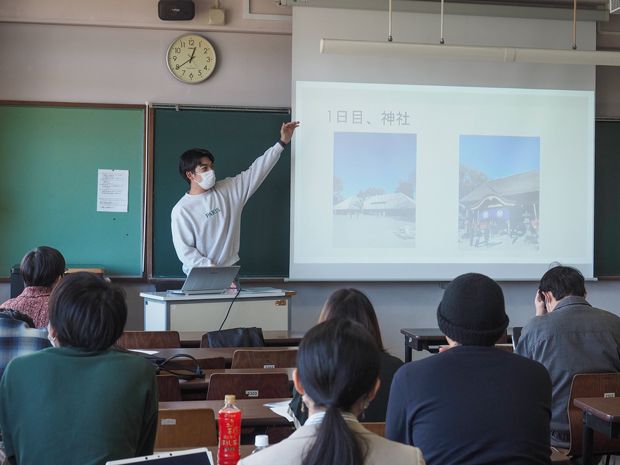 学内の報告会で発表する野沢さん