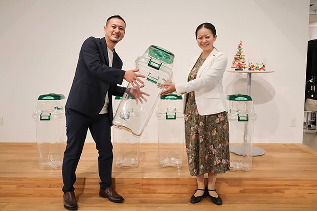 ペットキャップBOX贈呈式にて。日本シーム株式会社SDGs事業部マネージャーの鈴木健太氏から、本学サステイナビリティセンター所長・鈴木 詩衣菜准教授へ
