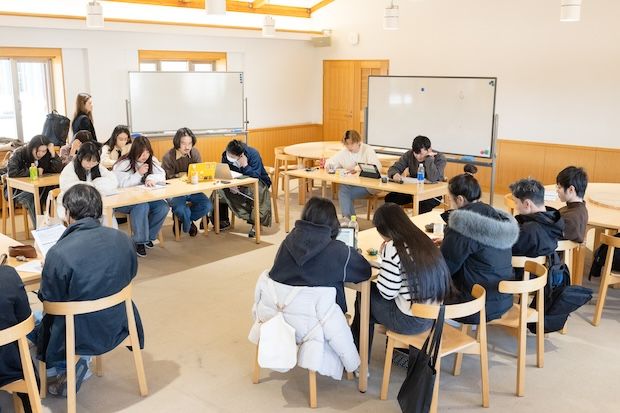 肯定チームと否定チームが向かい合い、熱論を交わしました