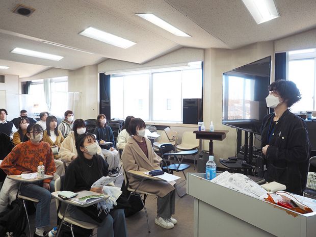 「自前のマイク」を意識しながらの発声や声の響きを確認する学生たち