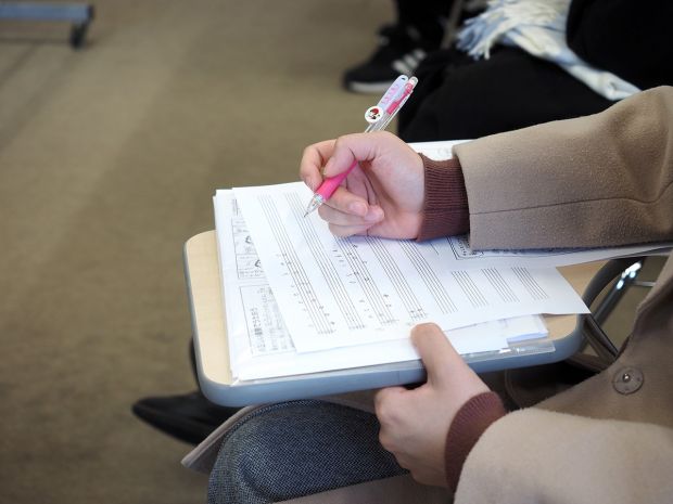 卒業を控えた4年生たちが、教育現場での活用を意識しながら真剣に学んでいます