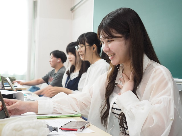 Zoomで小学生と交流をする学生達