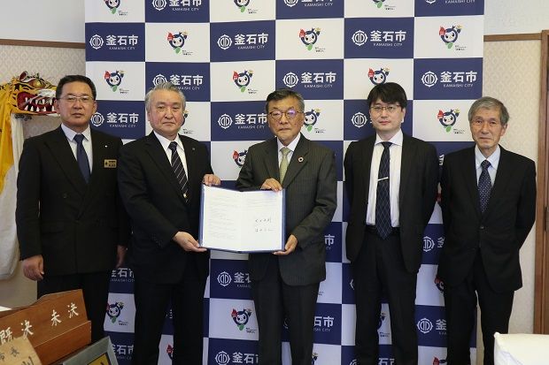 左から晴山副市長、野田市長、清水理事長兼学長、若原学長補佐、平教授