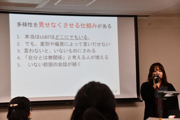 講演を行う嶋津さん