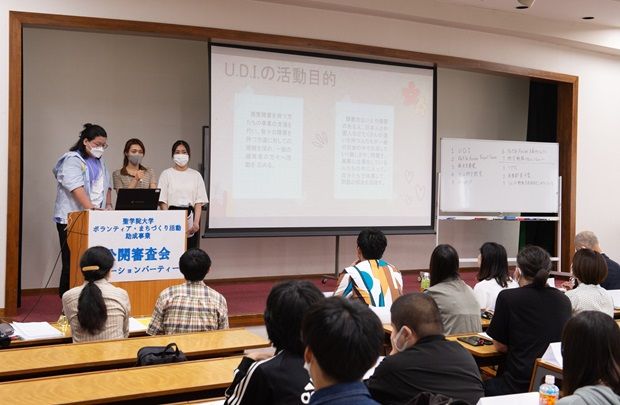 ボランティア・まちづくり活動助成金公開審査会で発表するゼミ生