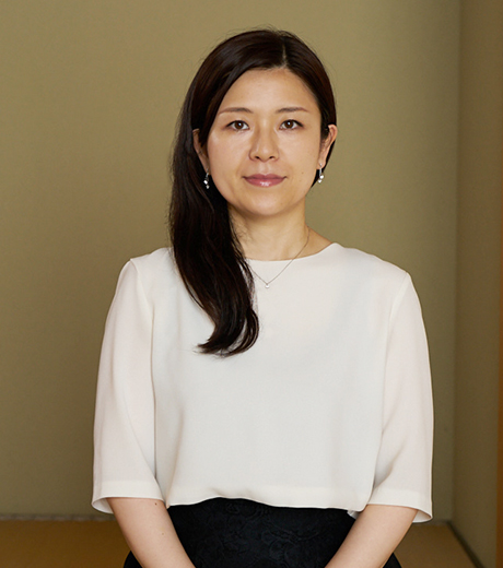 <p>今、大河ドラマでも話題の平安時代。この時代の文学作品には、人間の心情や人間関係について深い洞察が見られ、現代でも多くの共感を呼んでいます。 平安文学の研究者である木下綾子准教授は、学問を突き詰めることの面白さや、平安文学の魅力を学内外に伝えています。</p>
