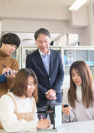 <p>心理学の「研究法」と聞いてもピンとこないかもしれません（同時期に「心理学」自体をじっくり楽しめる「心理学概論」も開講されています）。この科目ではデータを適切に収集し分析するための基礎力を養います。この力は、心理学や社会福祉学だけでなく、他の社会科学の分野やさまざまなビジネスの場でも重要です。そのため、この知識はある意味「一生もの」と言えるかもしれません。</p>