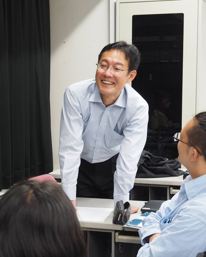 <p>全学科共通のキャリア教育科目「インターンシップPBL型」は、企業から課題を提供していただき、学生がその解決策（案）を提示するという授業。今年度は大宮アルディージャから課題を提供していただき、その解決策（案）を考え、7月13日（土）のカマタマーレ讃岐戦（会場：NACK5スタジアム大宮）で、これまでの授業で準備してきた観客動員数を上げるための３つの企画を実践しました。 本科目にて、学生はどのような職種にも必要とされる汎用性スキル（コミュニケーション力、課題解決力等）や、受益者意識の醸成、課題提供企業の業界の仕組み等を学んでいます。</p>
