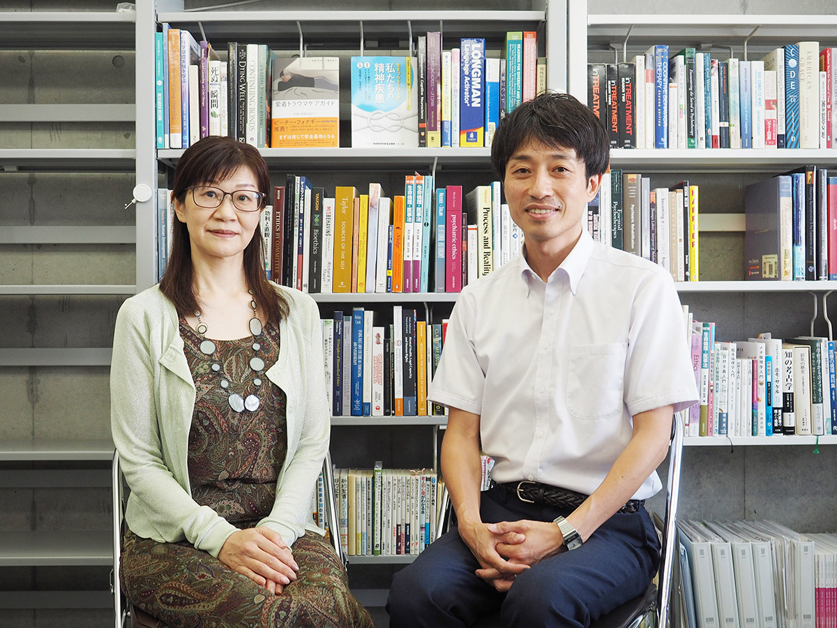 <p>医療、教育分野において臨床心理士・公認心理師として活動されている和氣大成先生に、ピアサポート研究者で精神保健福祉士の相川章子先生がインタビューしました。 公認心理師に今後の発展が望まれる大切なものは、実は福祉というすぐ「ま隣さん」が昔から追求していたことだった──和氣先生のマイテーマや研究していることに触れながら、心理と福祉の協働、両方学ぶことについてお話しいただきました。</p>