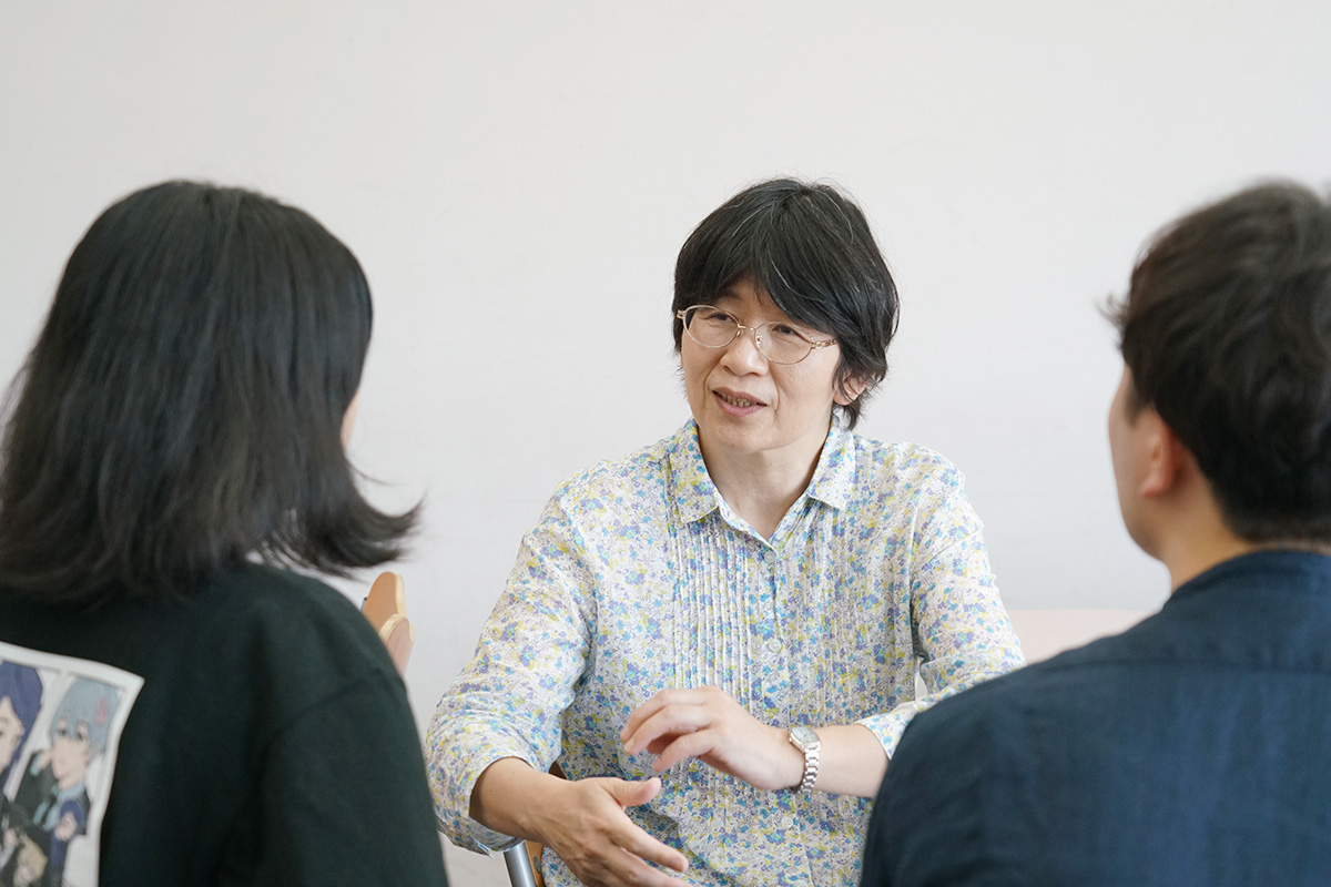 <p>子ども教育学科ではキャリア教育の一環として、学生一人一人が日々の学びや経験に自分なりの持ち味を見出して自らの生き方・仕事観に結んでいくキャリア・デザインの一助となるよう、社会人（卒業生）の話を聴く機会を設けています。仕事のなかで子どもの身近な存在になることを通じて新しい境地を開いていく卒業生たちの話に、学生たちとともに聞き入りました。</p>