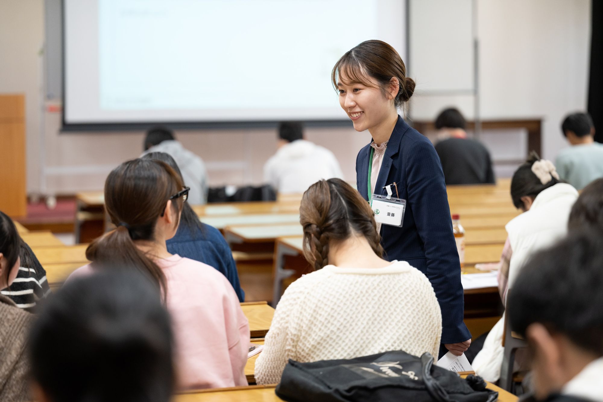 行員の方と相談しながら融資業務を体験しました