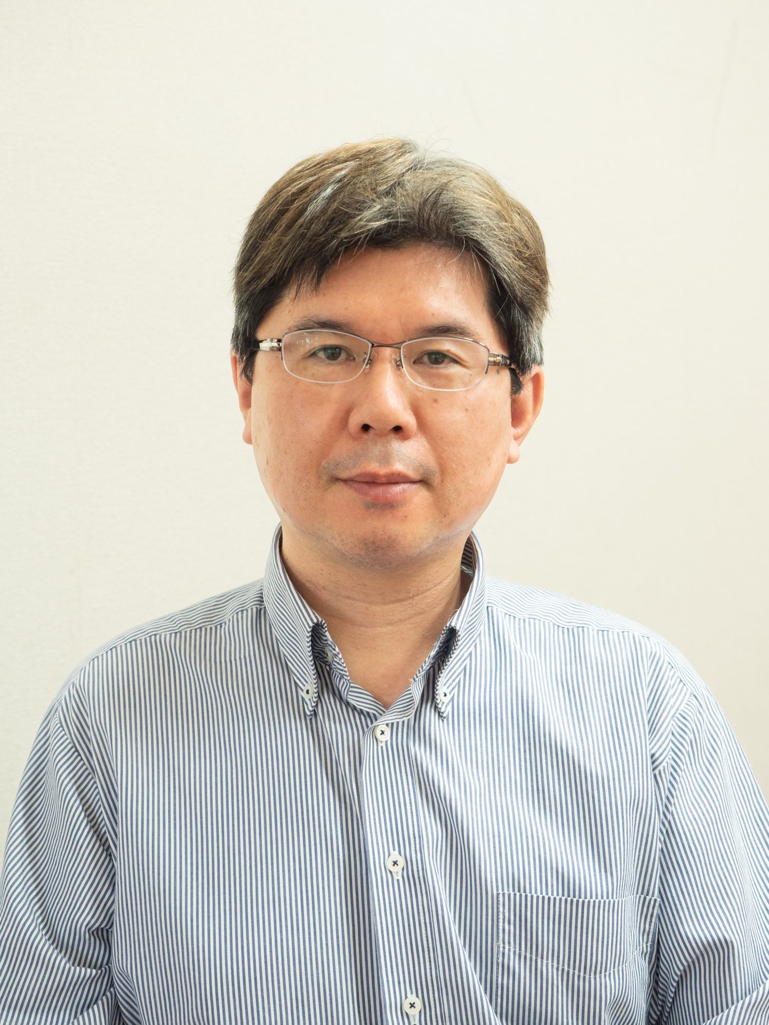 <p>福祉という言葉には、社会保障や障害者支援、高齢者支援などいわゆる福祉サービスを指す以外にも、「幸福」や「豊かさ」という意味があります。そしてその幸せを達成するための仕組みを「社会福祉」と言います。幸せを追い求める気持ちや、人を支えたい、助けたいという気持ちは、誰もが少なからず持っており、人々が共に生きる社会においてお互いが支え合っていく「共生」という概念になります。わたしたちにとって「社会福祉」は身近な存在です。「原理」や「政策」など難しい言葉にとらわれがちですが、社会福祉の歴史や仕組みを知る中で一緒に考えていければと思います。</p>