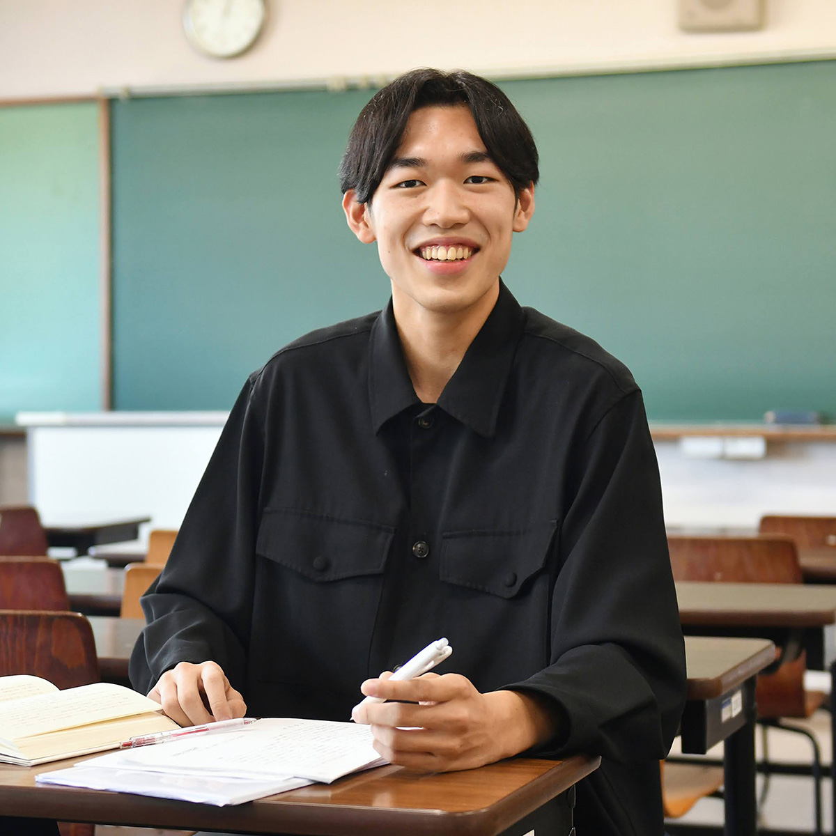 <p>大学での最終学期を迎えた4年生に、「学生生活で力を入れてきたこと」「これから叶えたい夢、目標」「聖学院大学で成長できること（成長を感じること）」をインタビュー。 日本文化学科4年の田中さんにお話を伺いました。 近現代文学ゼミでの研究、教員採用試験対策、そしてエンカレッジセンター窓口フィリアや入学前準備学習（PUP）サポーターなどの課外活動 ── 受験生の皆さん、後輩学生の皆さんもぜひお読みください。</p>