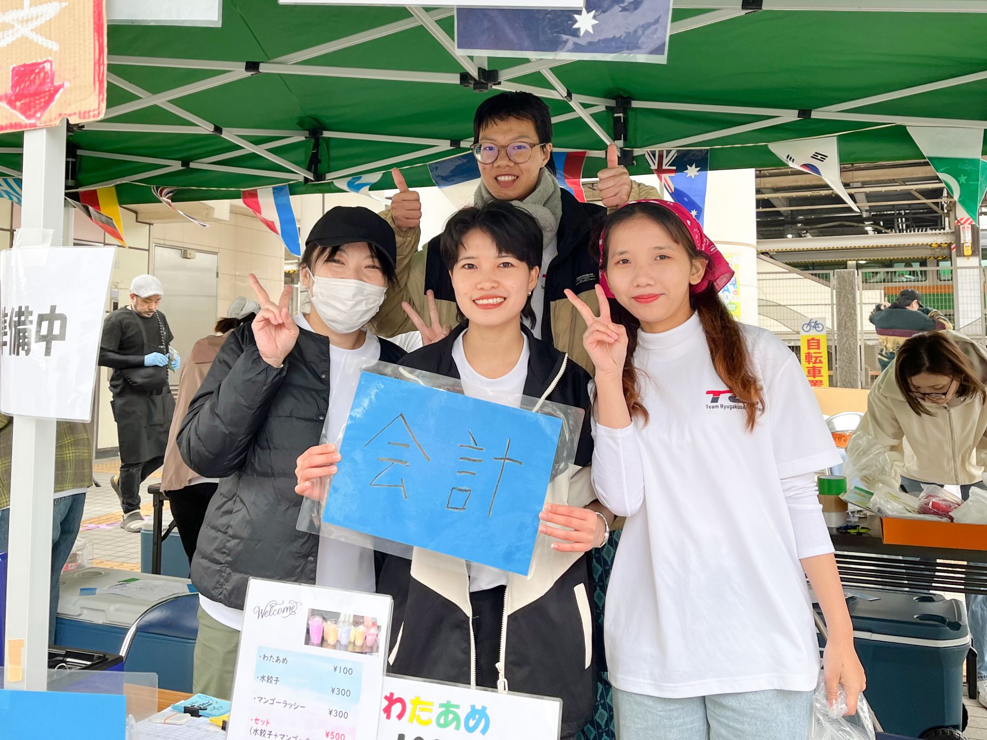 留学生が学園祭や大学地元のお祭りで母国の料理を提供──留学生の地域貢献活動