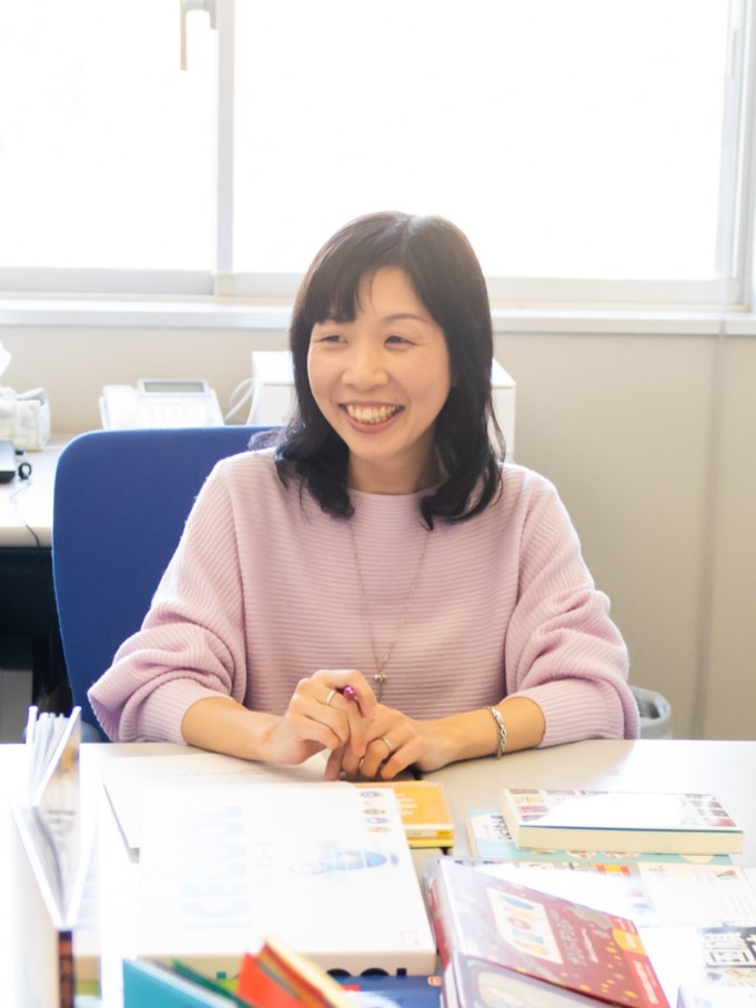 <p>聖学院大学のある埼玉県は、外国籍乳幼児数（0～5歳）が全国で3位と、外国につながる子どもが増えています（2023年12月末）。そのような地域の特性も踏まえ、本学は異文化を背景とした子どもの保育・教育について考え、グローバル化に対応できる人材を育成しています。 「保育・教職実践演習（幼）」は保育士課程・幼稚園教職課程の最後の必修科目です。11月21日（木）に学びの集大成として、テーマを「異文化間教育の教材研究と実践」とし、模擬保育を実践しました。</p>