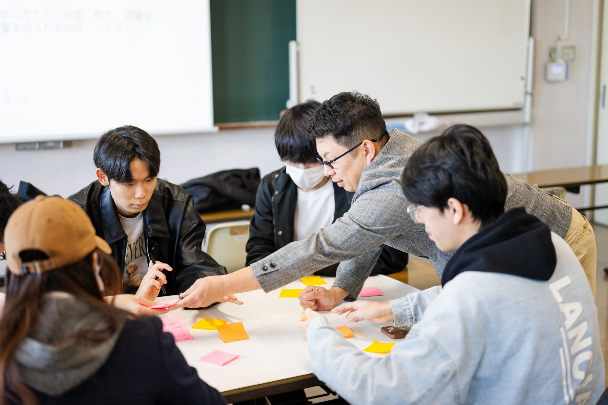 経営者と意見を交わしながら振り返りを行いました