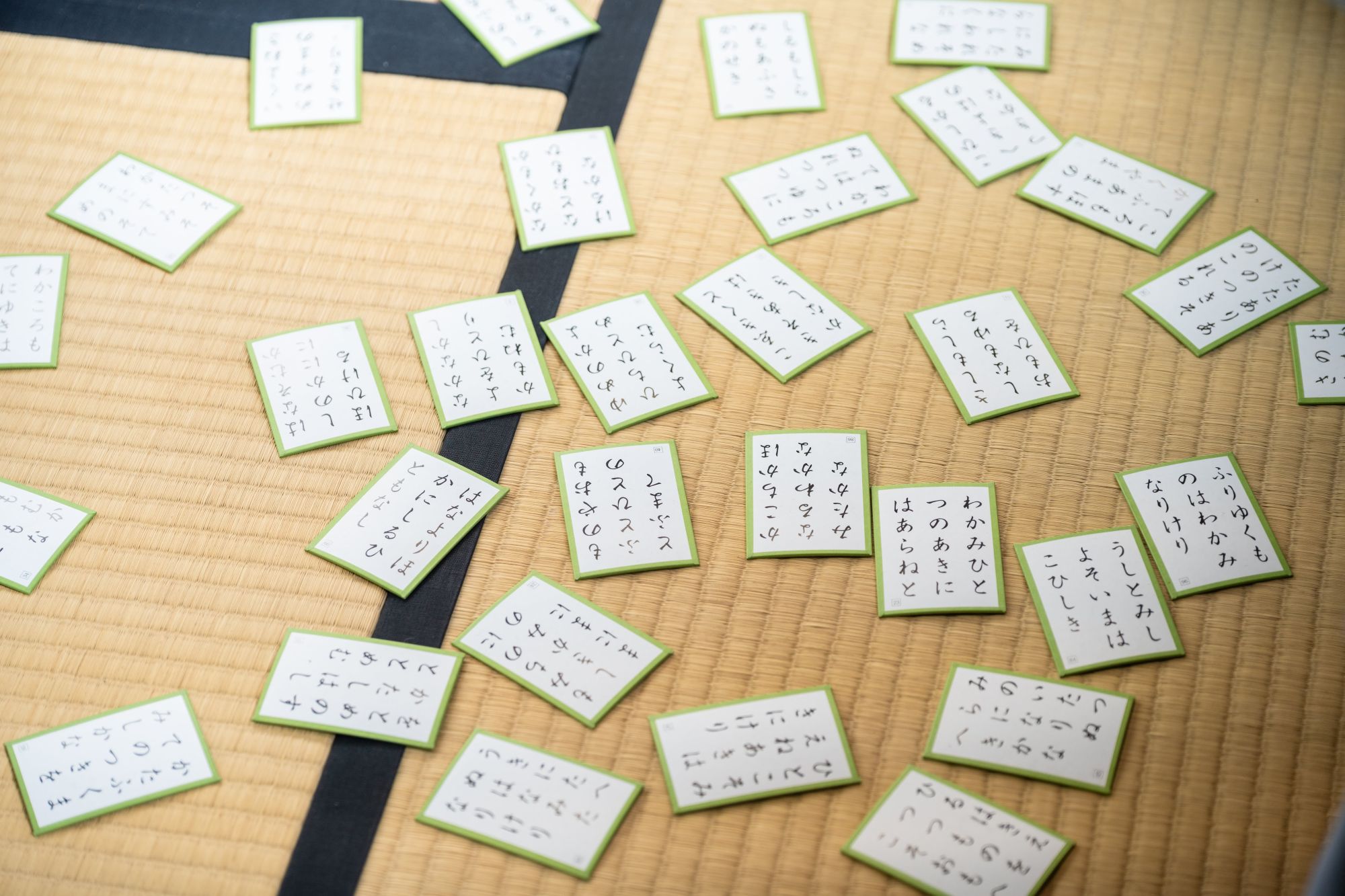 <p>日本文化学科の木下ゼミと教職課程3年、4年の有志の学生が、茶道部室の和室で百人一首大会を開催しました。 この行事は、平安文学への理解を深めるとともに、コロナ禍で失われた対面交流の場を取り戻すために企画されました。</p>