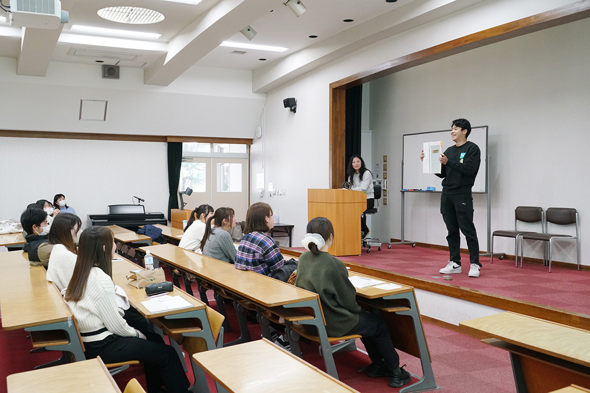 <p>子ども教育学科では、3年次で行う保育所での実習に際し、それぞれ手作り保育教材を持参しています。 なぜ手作りするのでしょうか？ 実習生にとって、保育教材は「モノ」ではなく、子どもたちとこんなことして楽しみたい・関わりたいという思いや願いを一緒に実現してくれる力強い「助け手」です。こんなことをしたい・こんな風に話してみたい・こう尋ねたら何て答えるかな…と、思い描きながら作成する段階から「保育実習」が始まっています。 学生たちはどのような保育教材を製作し実践したか、発表の様子をご覧ください。</p>