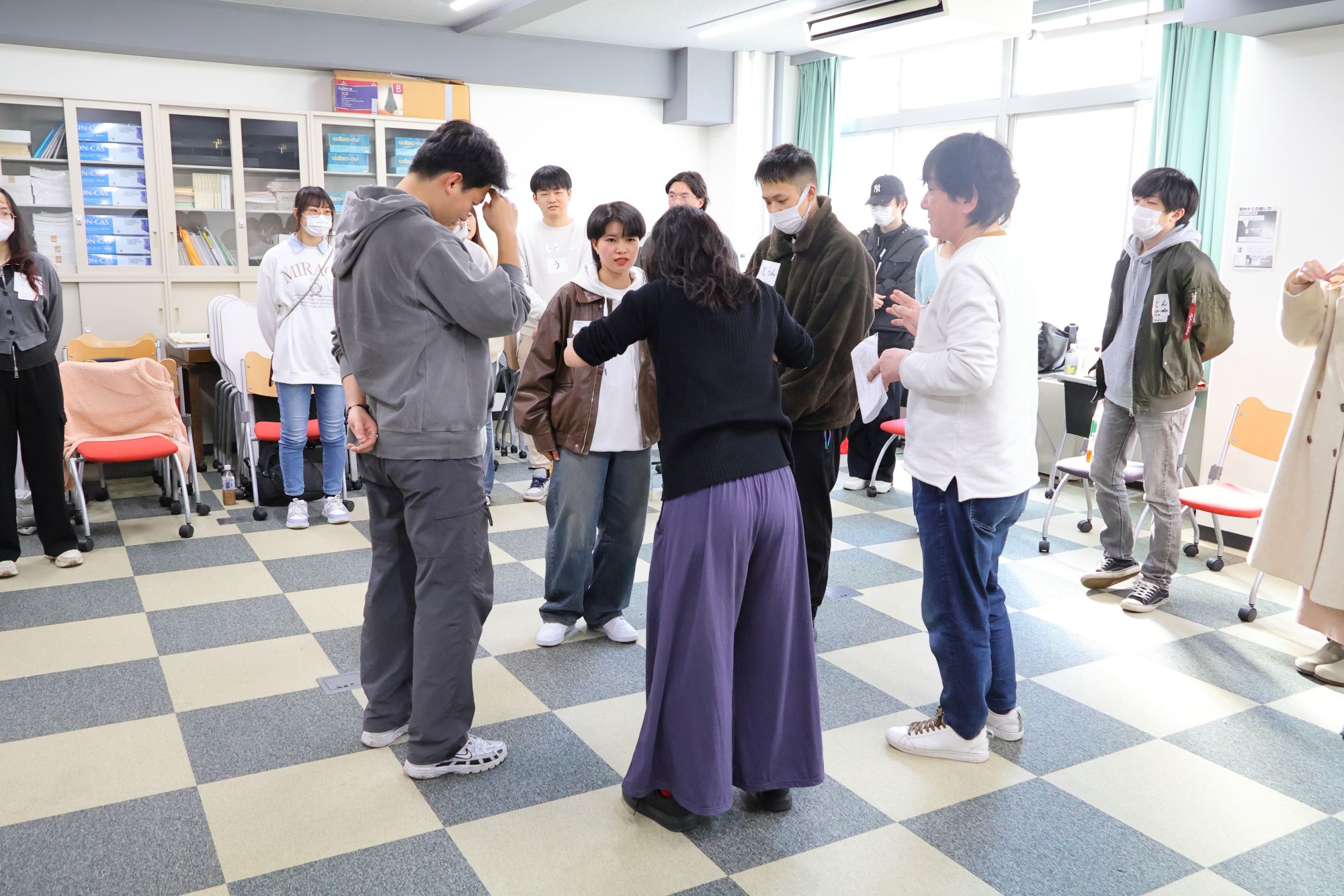演劇ワークショップが拓くコミュニケーションの力──政治経済学科【組織行動論2・3年合同ゼミ】