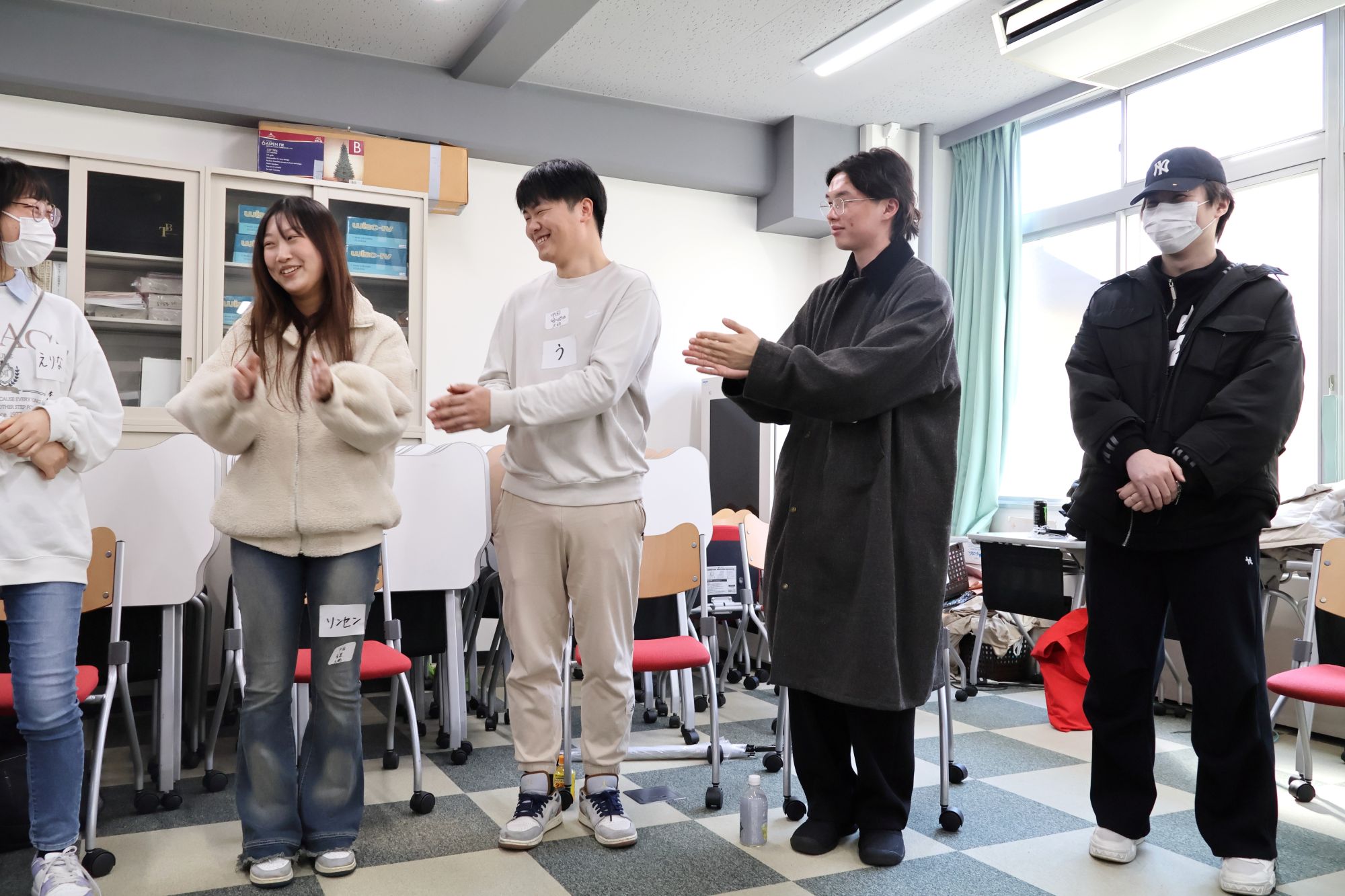「拍手回し」の様子