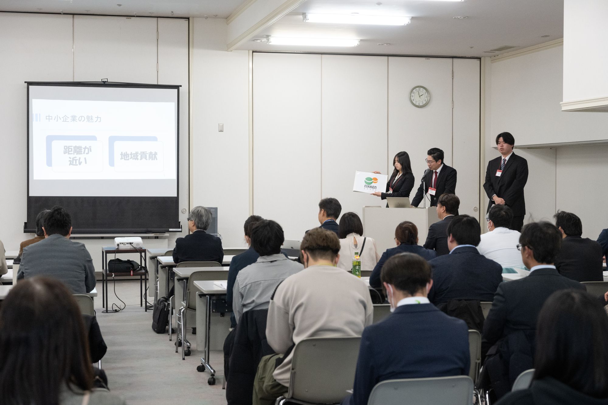 授業での学びを振り返り、発表を考えました