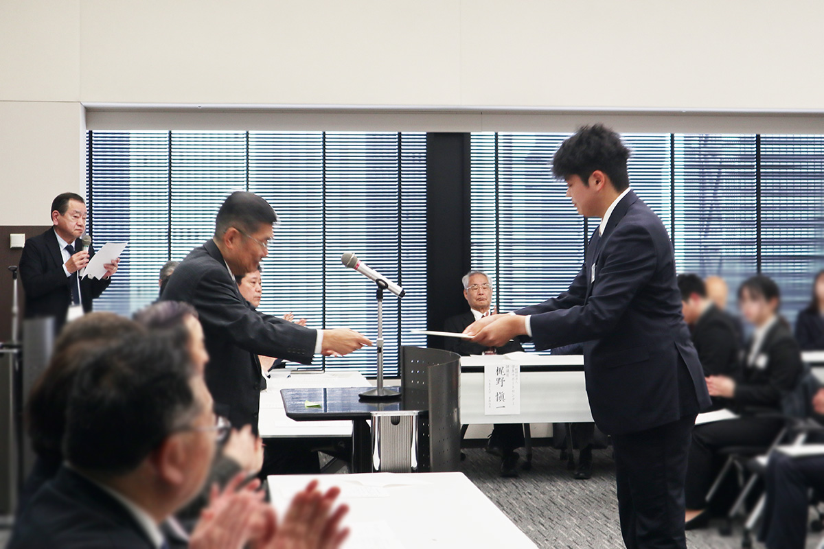 「学生ボランティア団体助成」表彰式の様子