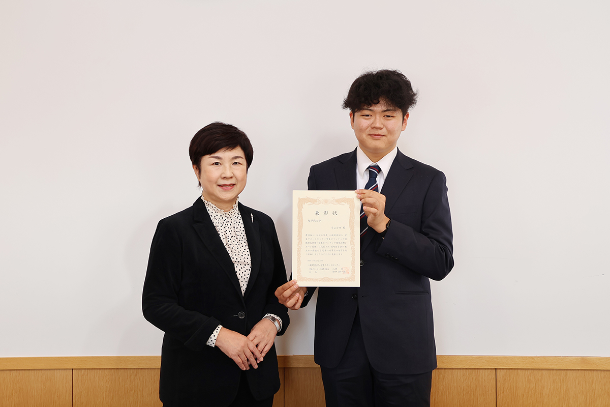 竹内さんは小池学長を表敬訪問し、受賞の喜び、他大学の学生たちと共に活動する中での学びや今後の展望などについて報告しました。