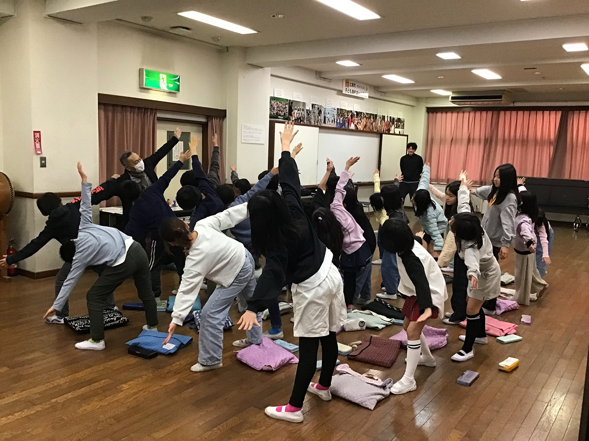 「みんなで、作品のななめに立つロボットになってみました。」