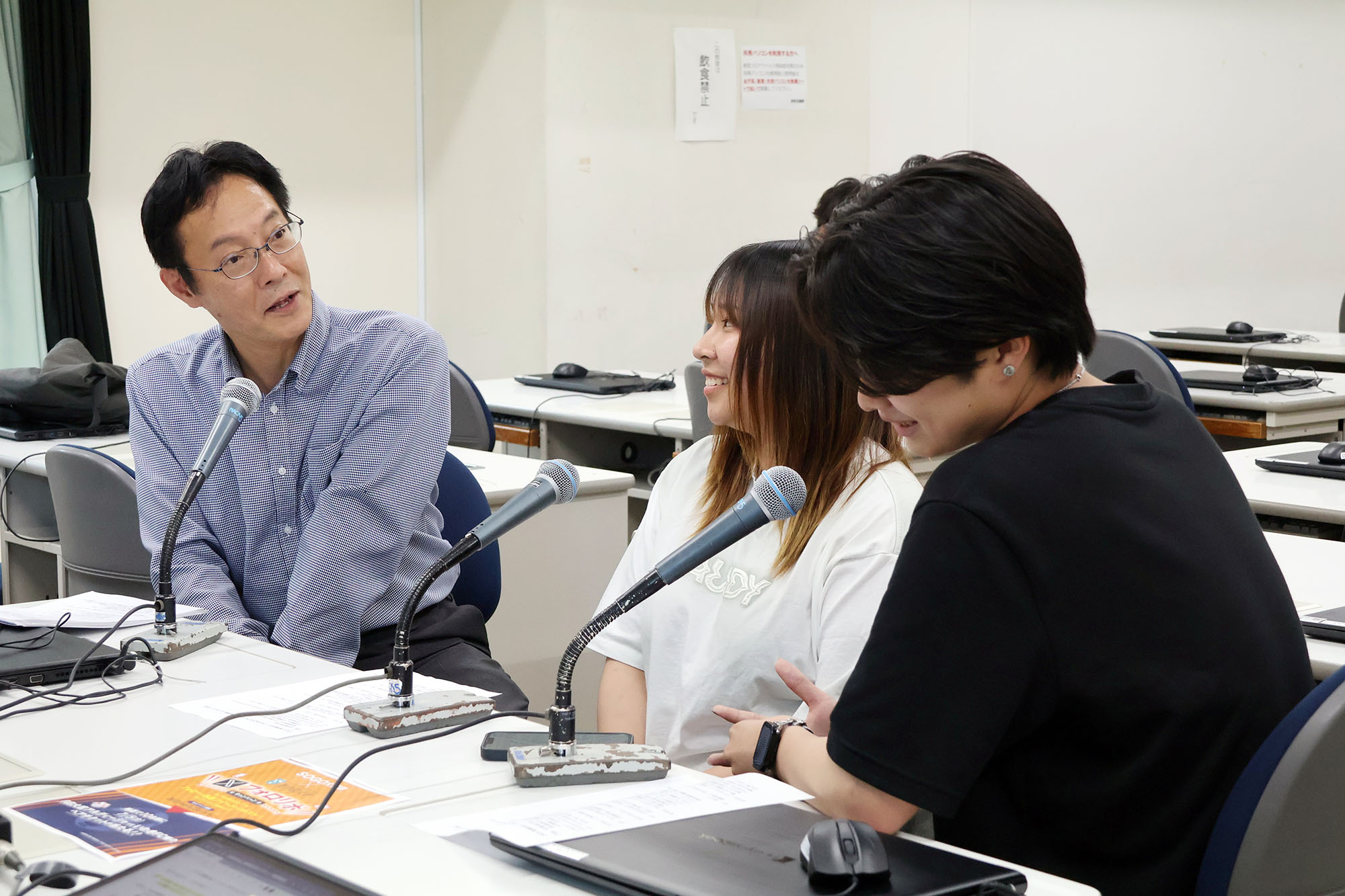 <p>春学期「インターンシップPBL型」（課題解決型）授業において、地元プロサッカークラブ・RB大宮アルディージャとの課題解決型の地域・産学連携授業をおこなっています。 本授業について、FM NACK5のスポーツやアウトドアの情報を取り扱う番組『N-FIELD』の番組内で、授業を担当する吉川臨太郎先生と受講している学生２名が、パーソナリティの質問に答える形で授業の内容や取り組んでいることなどを話しました。 ★FM NACK5『N-FIELD』6月28日（土）（18:00-21:00放送）／パーソナリティ　白戸ゆめの さん 　授業の紹介は、19時35分頃よりオンエアされました。</p>