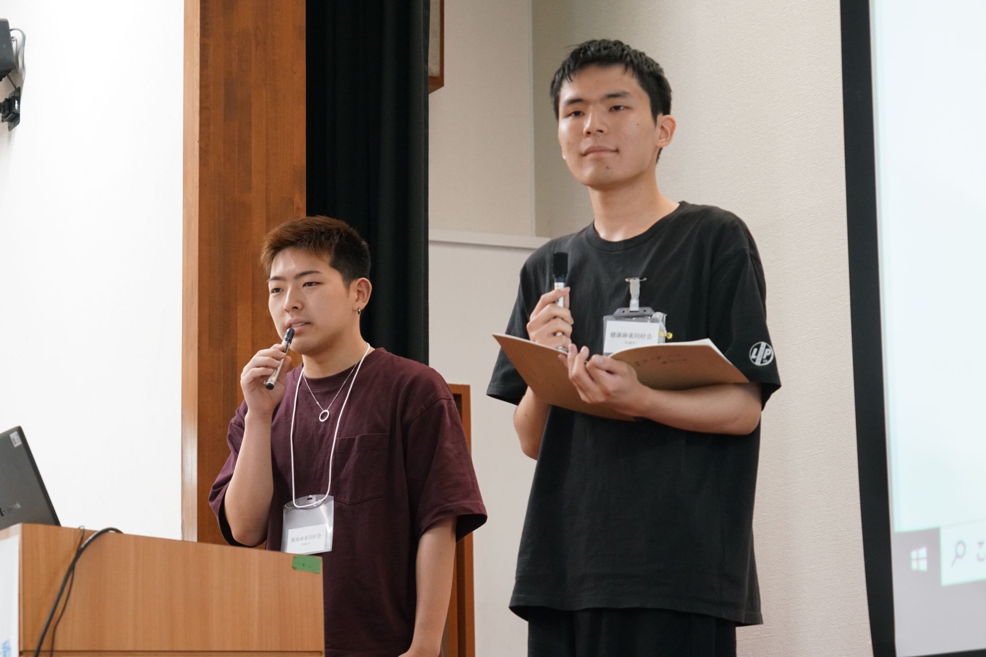<p>聖学院大学ボランティア活動支援センターでは、部活動や同好会、有志グループ、ゼミなどの学生グループが行うボランティア活動や社会貢献活動を資金面で支援するため、大学同窓会と上尾市社会福祉協議会と連携し、助成事業を実施しています。この取り組みは、学生たちのプレゼンテーションスキル向上や、多様な出会いや成長を応援する機会にもなっています。</p>