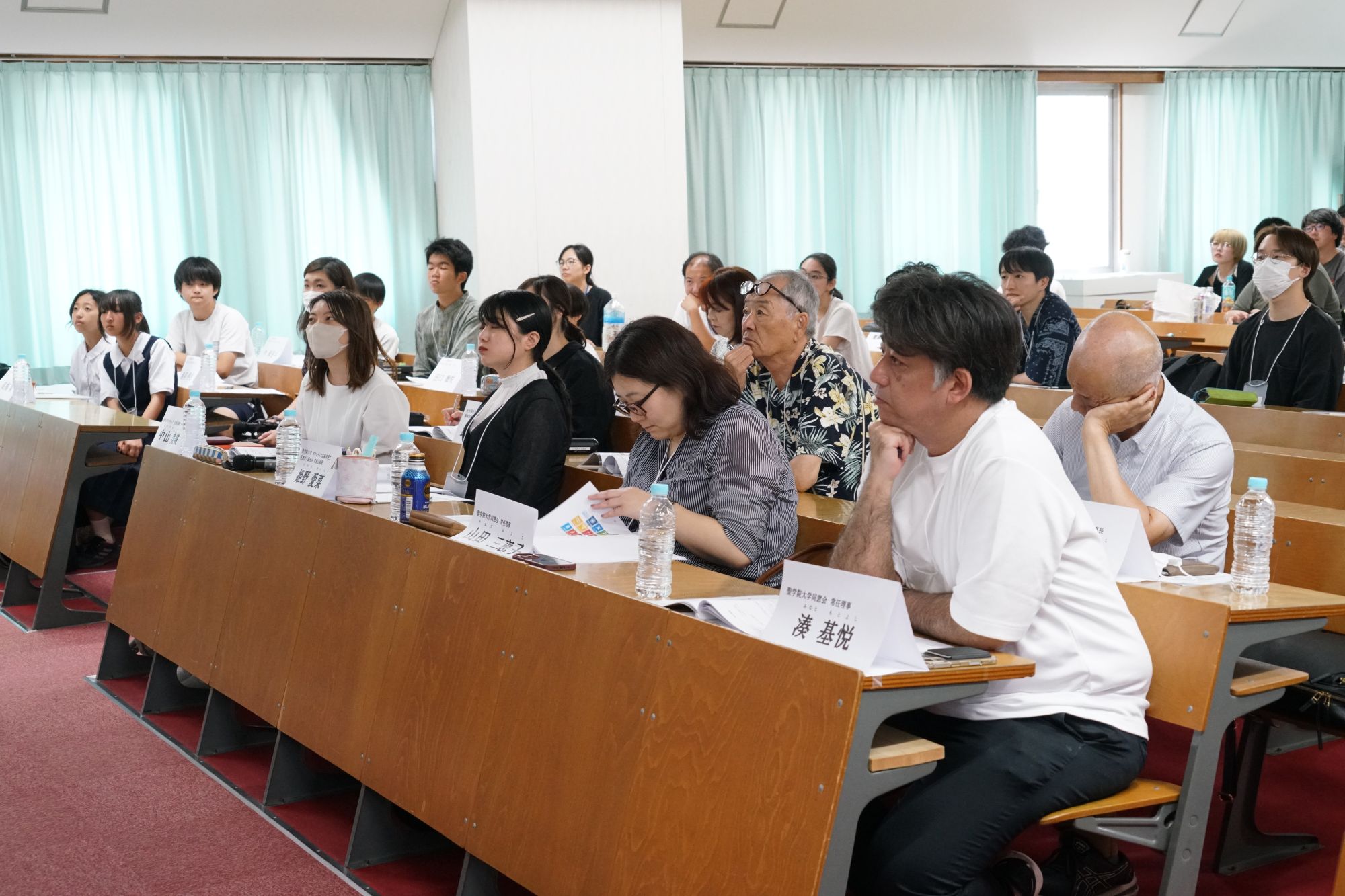 大学同窓会、卒業生、ボランティア・NPO専門家、地域の方々に審査員として参加いただきました