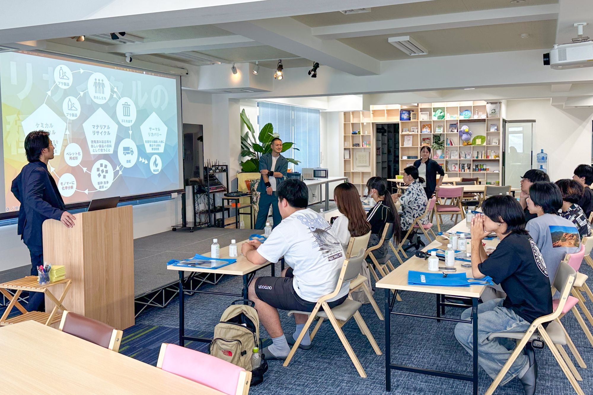 はじめにリサイクルの基礎知識などについてお話を聞きました