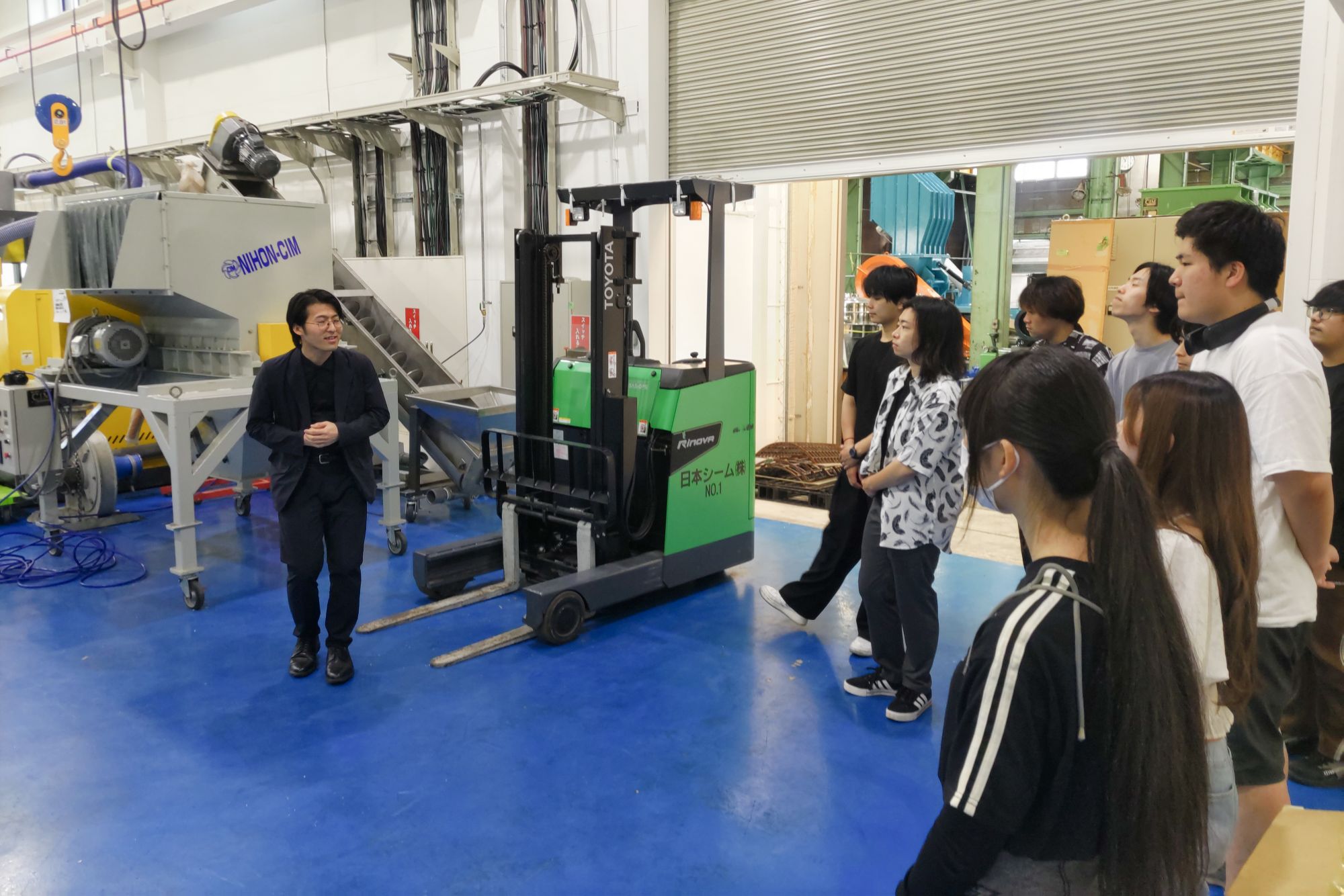 後半は実際に工場に行き、リサイクルの過程を見学しました
