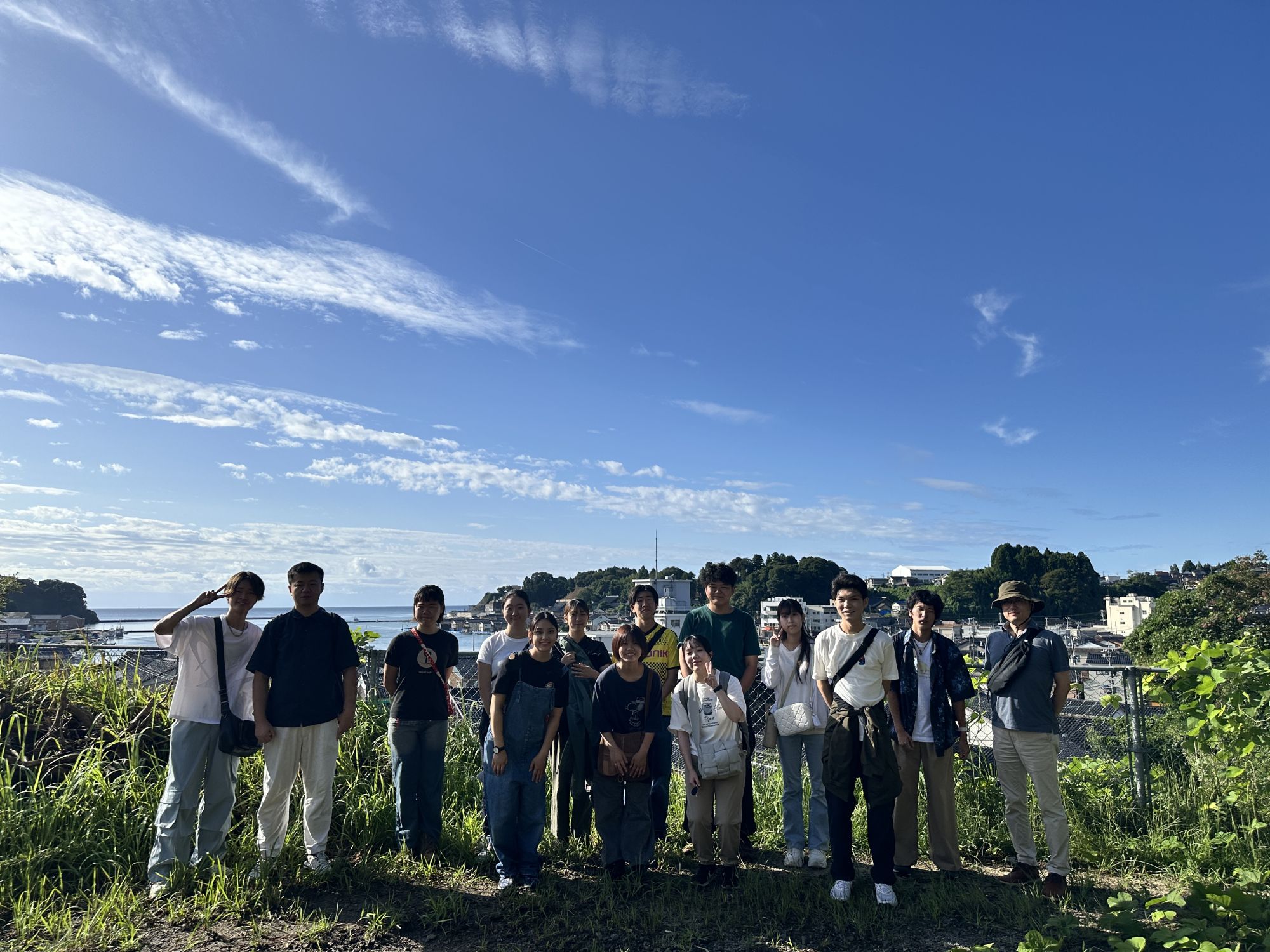 <p>本学では昨年度、能登半島において、県内大学や被災地支援団体と連携し、復旧・復興支援を目的としたボランティア活動を展開してきました。今年度は新たな取り組みとして、本学学生が立ち上げた県内の大学生らが活動する学生団体そよかぜ（以下、そよかぜ）が中心となり、石川県鳳珠郡能登町を訪問するボランティアスタディツアー（9月19日～22日）を実施しました。本ツアーは、高大連携協定を締結している自由の森学園高等学校との共同企画・運営により実現し、現地では宇出津・新村地区の青年会「新村新友会」に大きなサポートをいただきました。なお、実施にあたり公益財団法人日本財団ボランティアセンターに共催いただきました。</p>