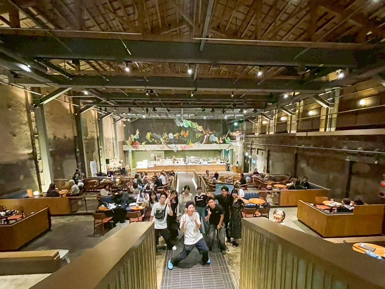 古い劇場を大胆にリノベーションした京東市場のスターバックス