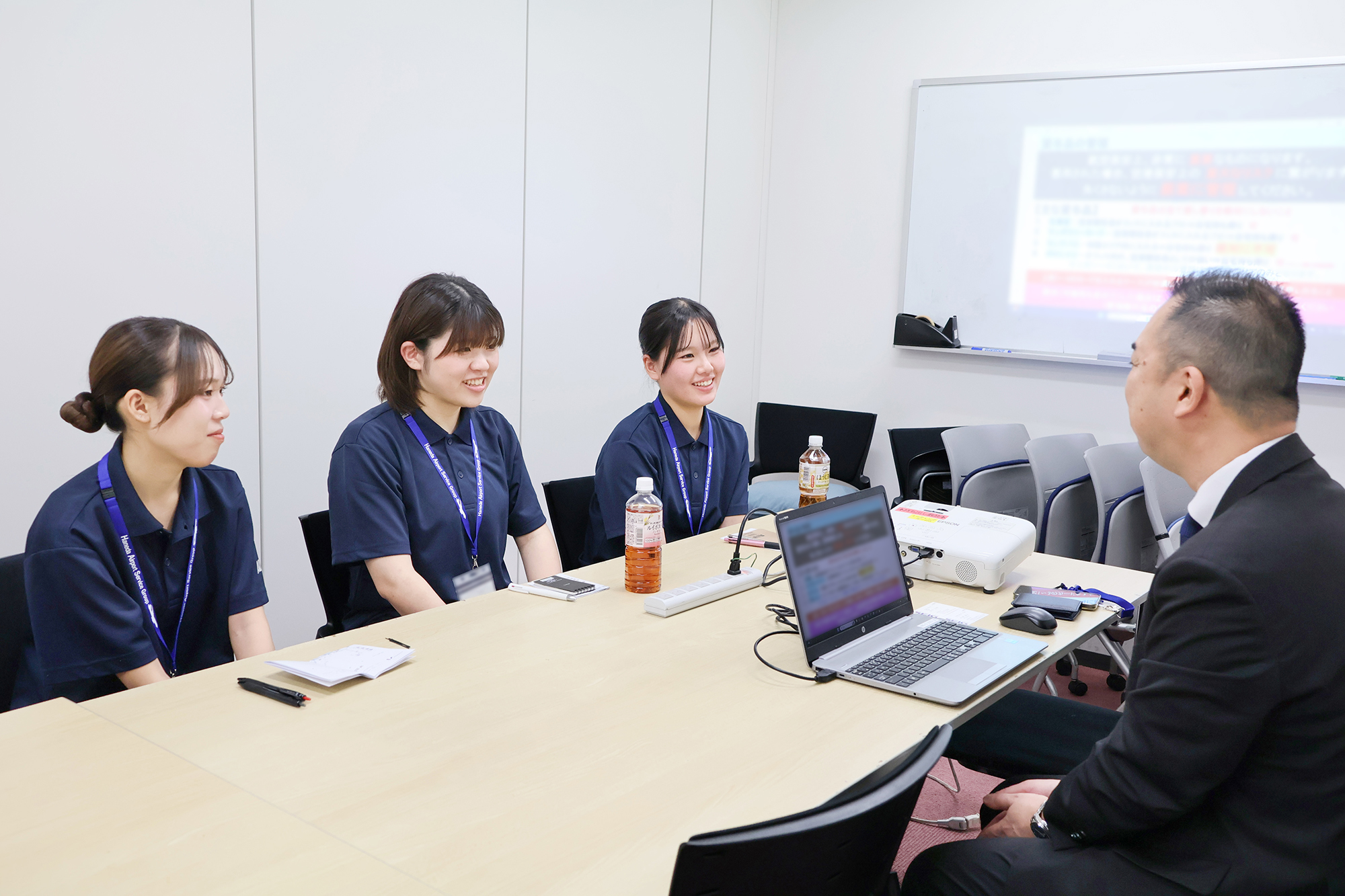 <p>聖学院大学国際文化学科*では、実践的な学びを通して「国際対話力」を育成する取り組みの一環として、羽田空港サービスグループ（HAS-G）様にご協力いただき、3名の学生が羽田空港国際線ターミナルでの1日インターンシップを経験しました。</p>