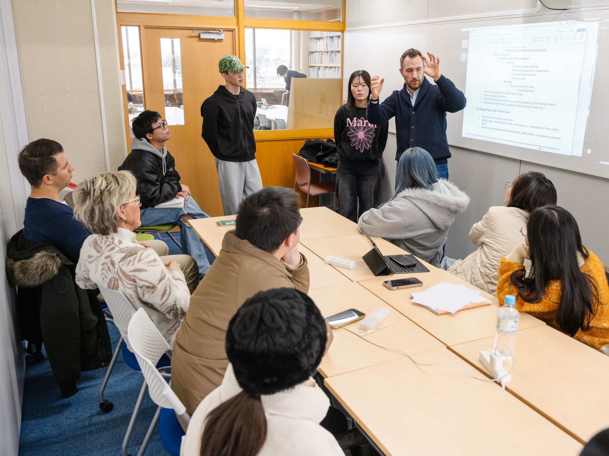 英語で発表、英語で議論。国際文化学科のゼミで学ぶ外国語教育──4カ国比較で文化と言語を考える