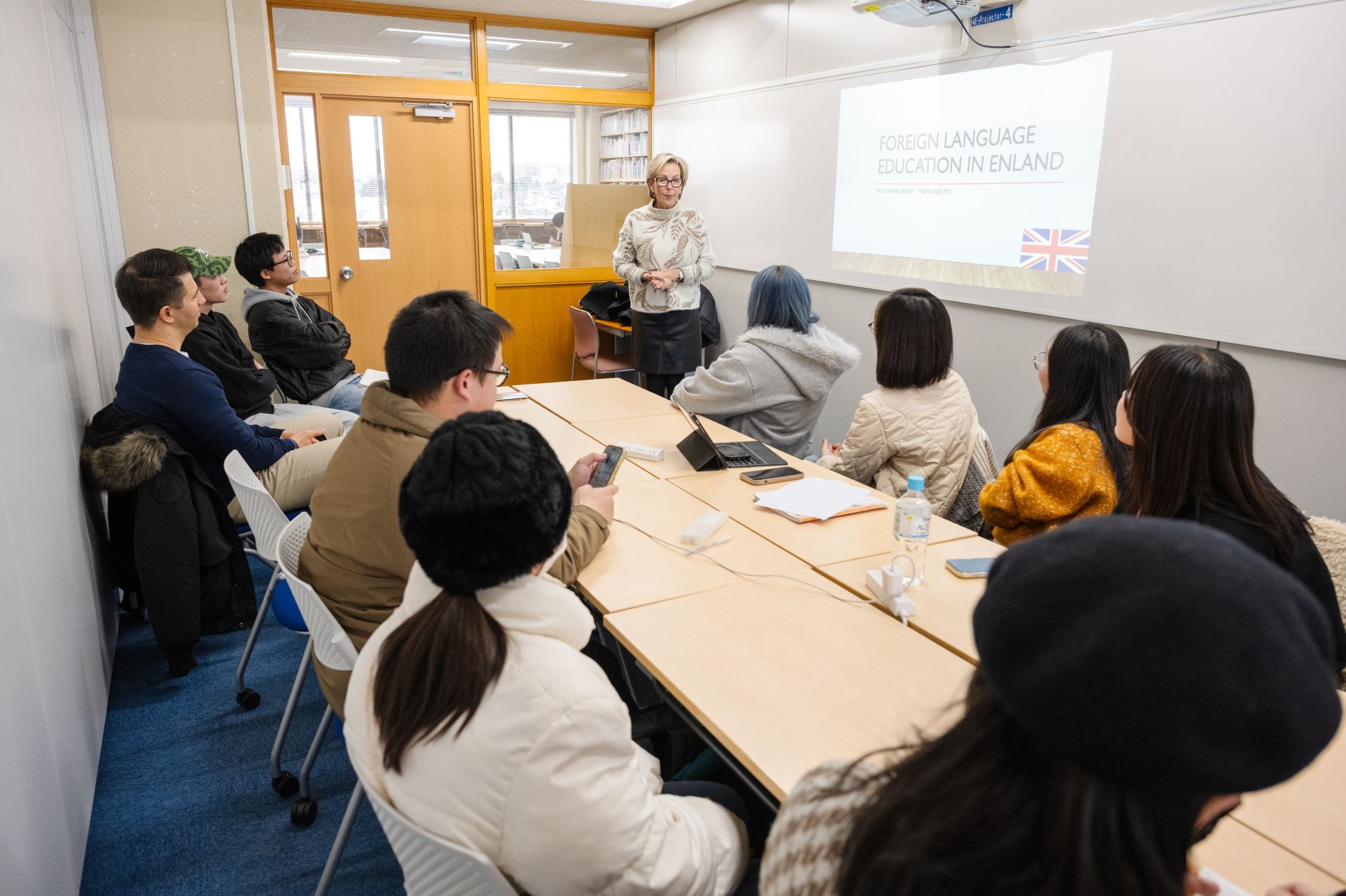 イギリスの学校は寮生活が多く、学校の外に出ることのできた外国語の授業が魅力的だったという話も