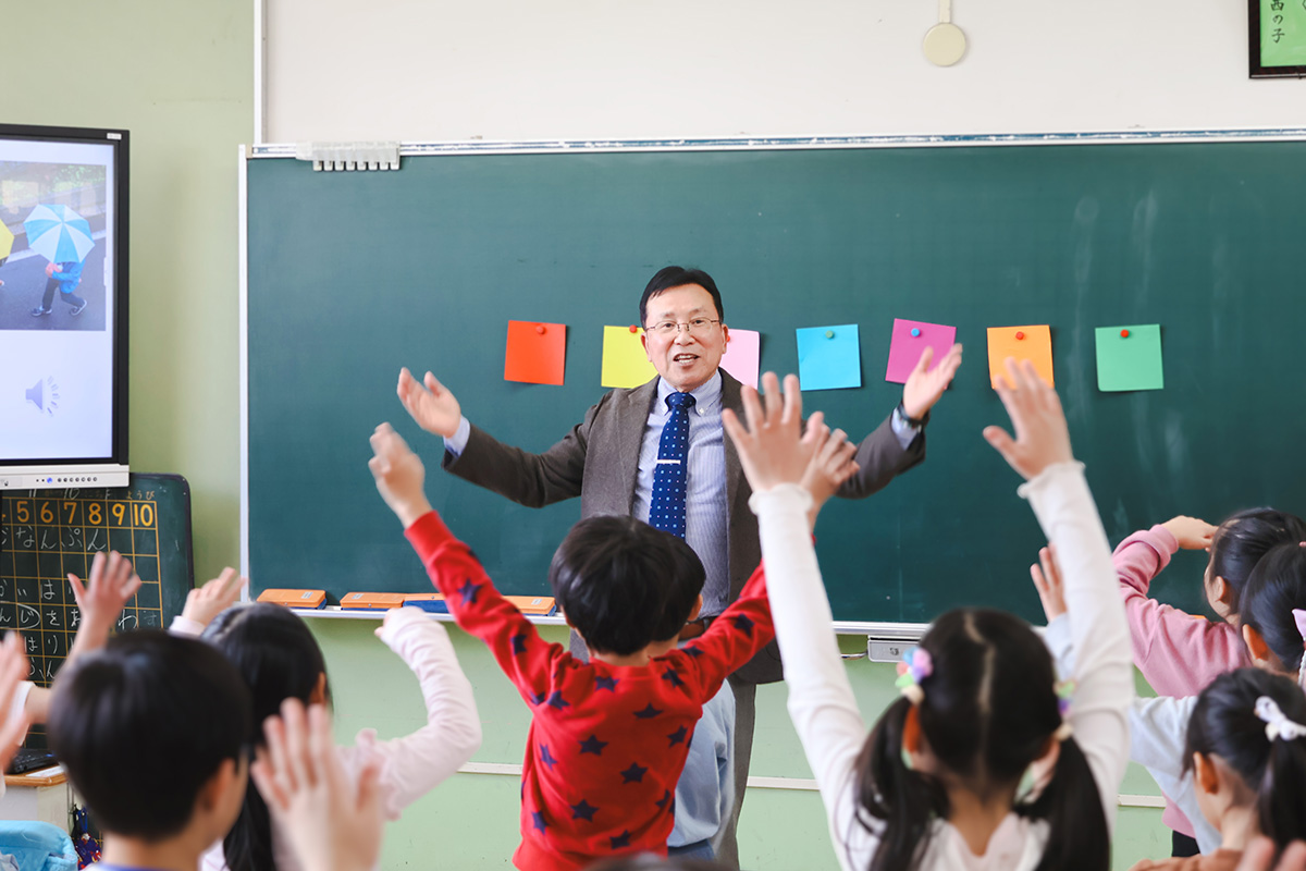 「英語が好き」をデザインする。1年生も夢中になるオールイングリッシュ授業の魔法──子ども教育学科・出張講義レポート