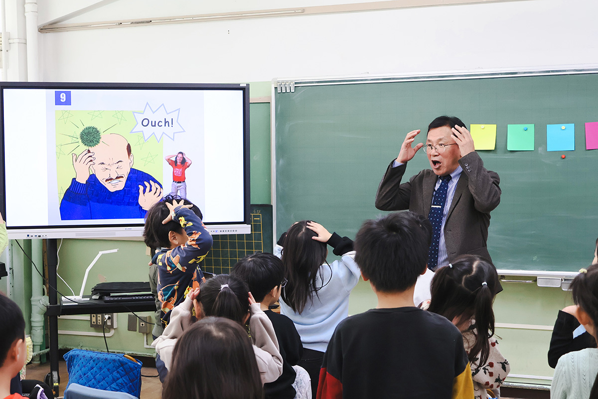 「Ouch!」のかけ声とともにジェスチャー。難しい言葉を使わなくても、子どもたちの心に英語の音が自然に染み込んでいきます。