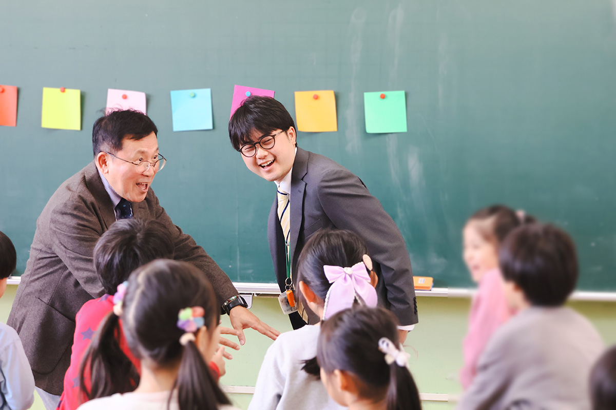 卒業生が担任を務めるクラスで、世代を超えた「学びの継承」が実現しました。