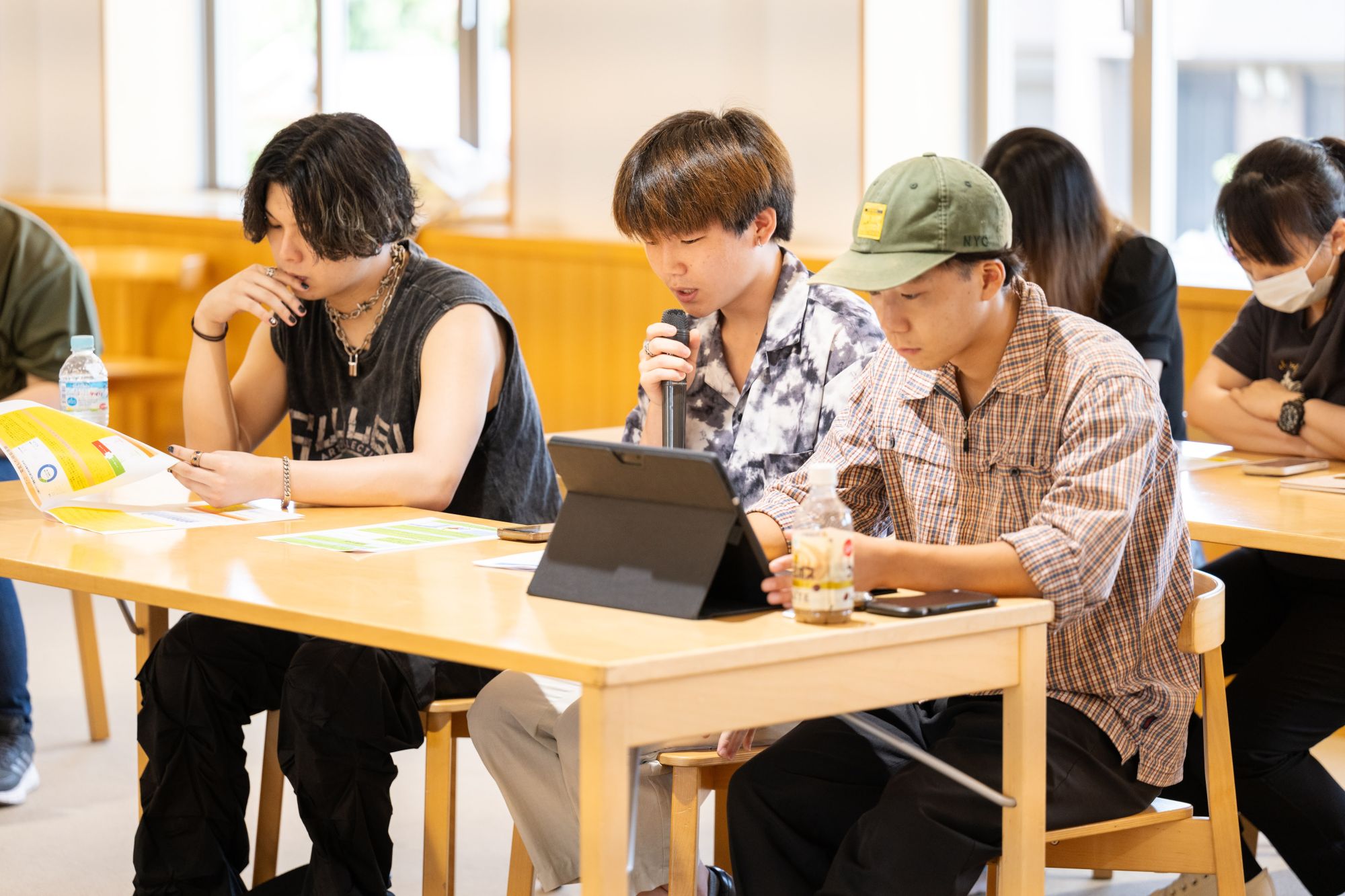 ディベート大会で戦略に沿って主張する渡部さん