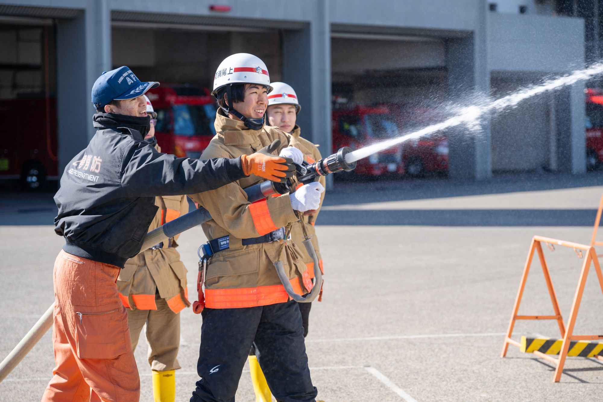 実際の消防服を着て、レクチャーを受けながら放水を体験しました