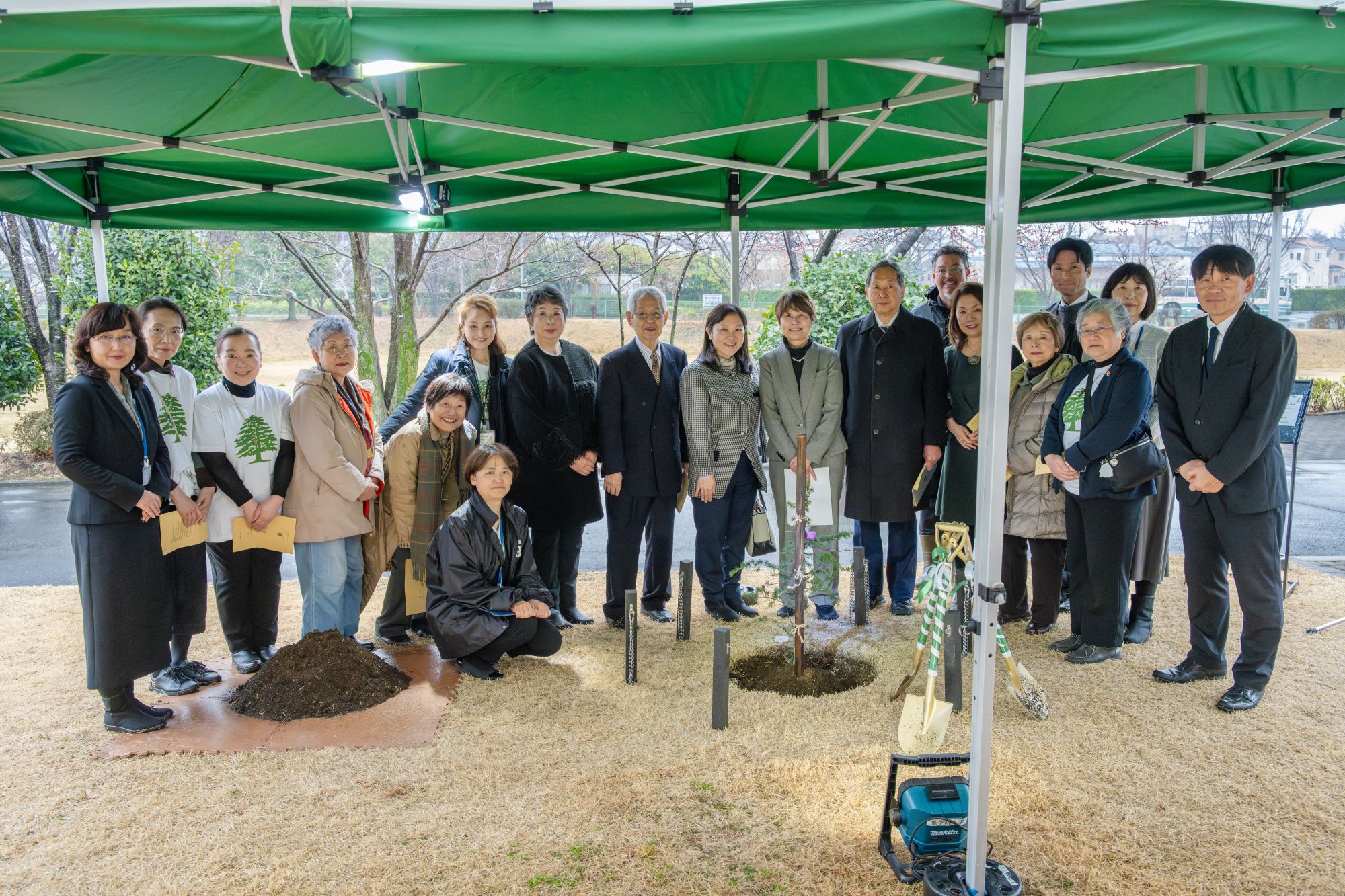 恵みの雨の中で――レバノン杉植樹式を挙行