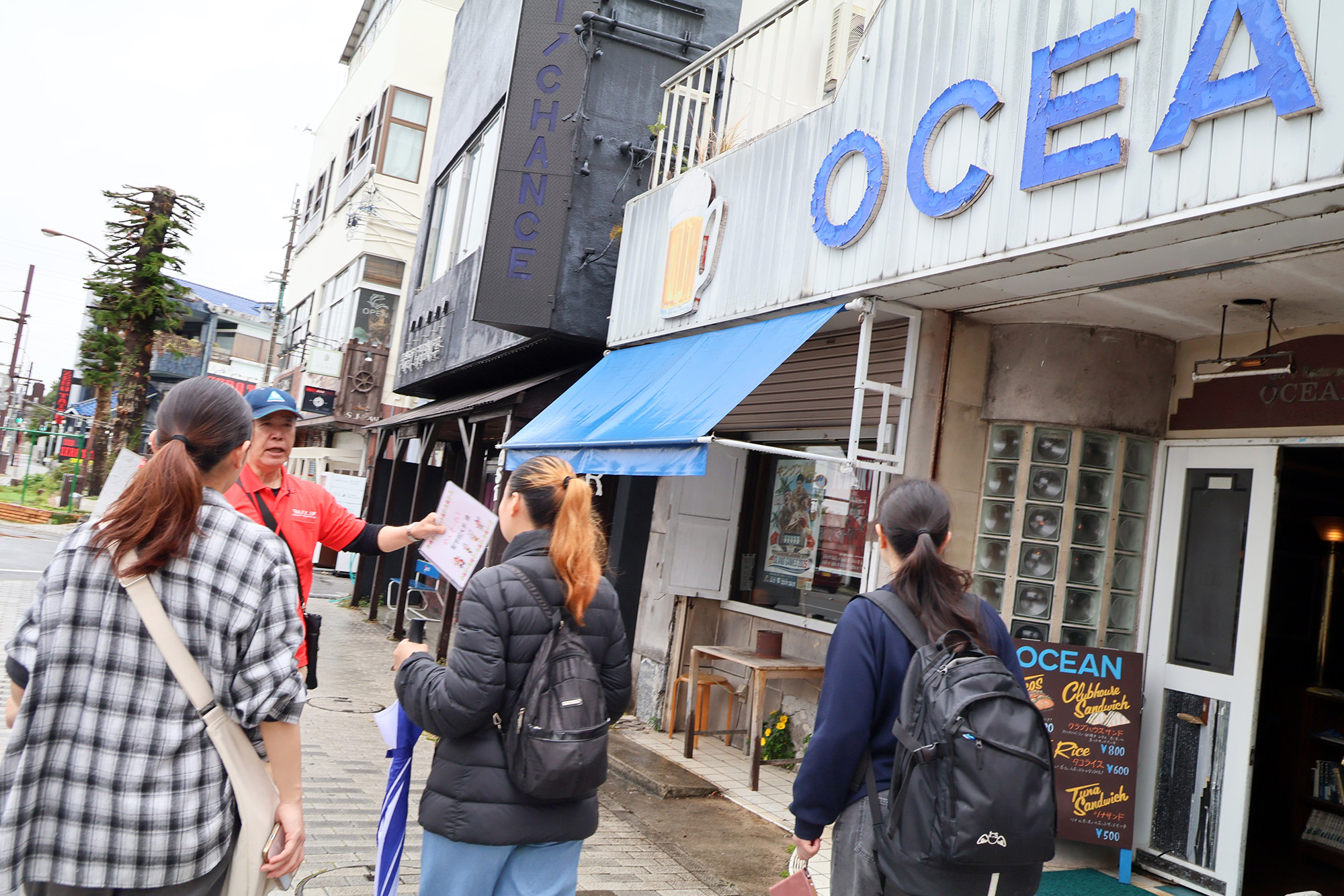 <p>平和に「たった一つの正解」はあるのでしょうか？多文化共生は、理想論だけで語れるのでしょうか？スマホの検索結果には載っていない、現場のリアリティを求めて。聖学院大学の政治経済学科と国際文化学科が合同で実施した「沖縄フィールドワーク」に密着しました。3泊4日のフィールドワークで学生たちが触れたのは、基地の轟音、街の匂い、そして現地の人々の生の声。自ら問いを立て、歩き続けた探究の記録を届けます。</p>