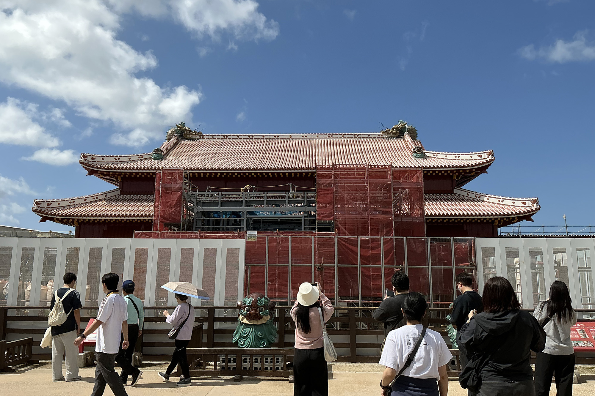 2026年秋に完成予定の首里城にて