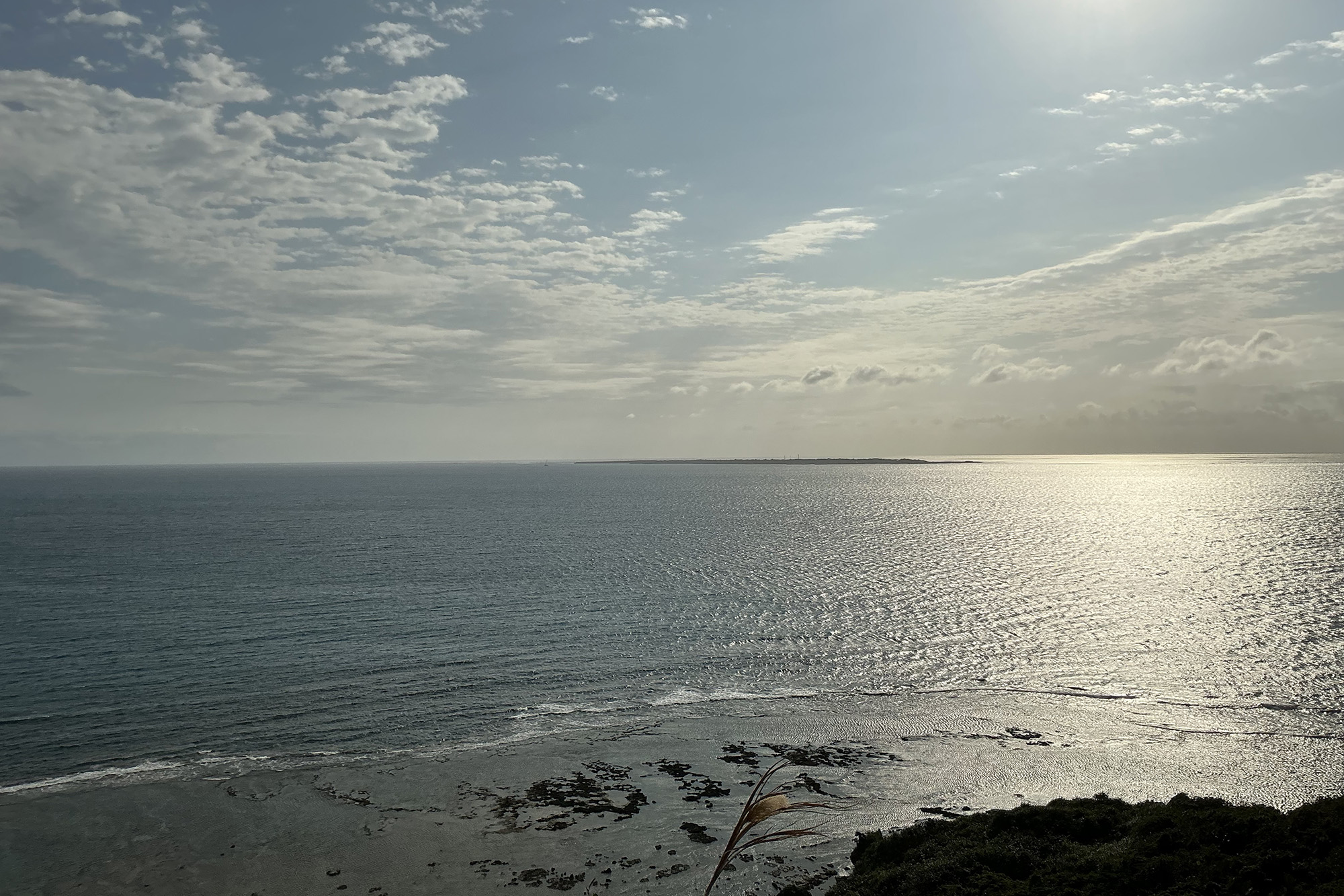 海の中に輝く「久高島」を遥拝