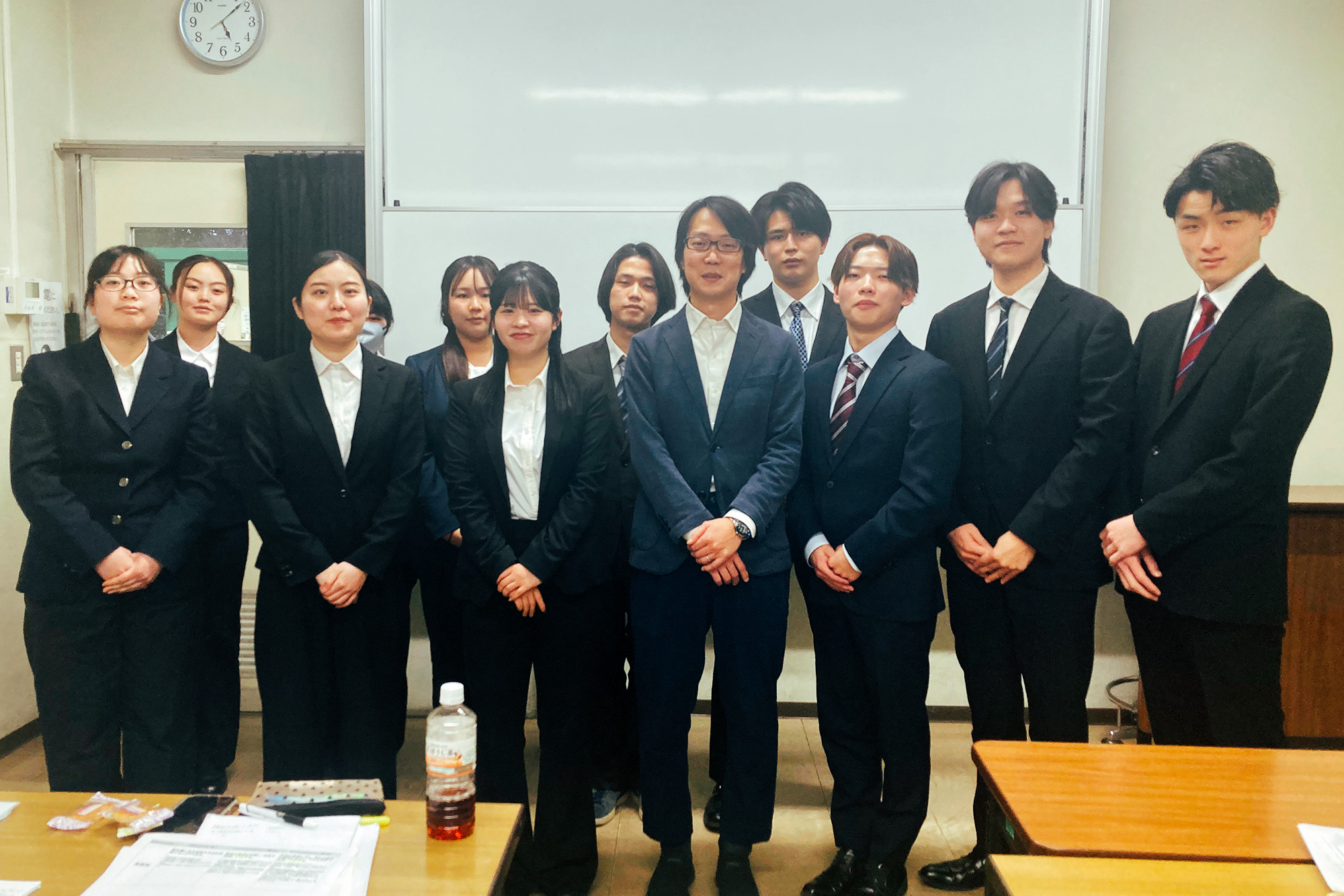 <p>人文学部 国際文化学科 教職課程にて「英語教育特別セミナー」を開催しました。講師に聖学院中学校高等学校 英語科教諭の伊藤大輔先生をお迎えし、学習の質を高める評価の視点「ICEモデル」と、授業内の対話を引き出す枠組み「CDFs（Cognitive Discourse Functions）」を中心に、明日から使える問いづくり・英語の発話を引き出す授業設計について学びました。</p>