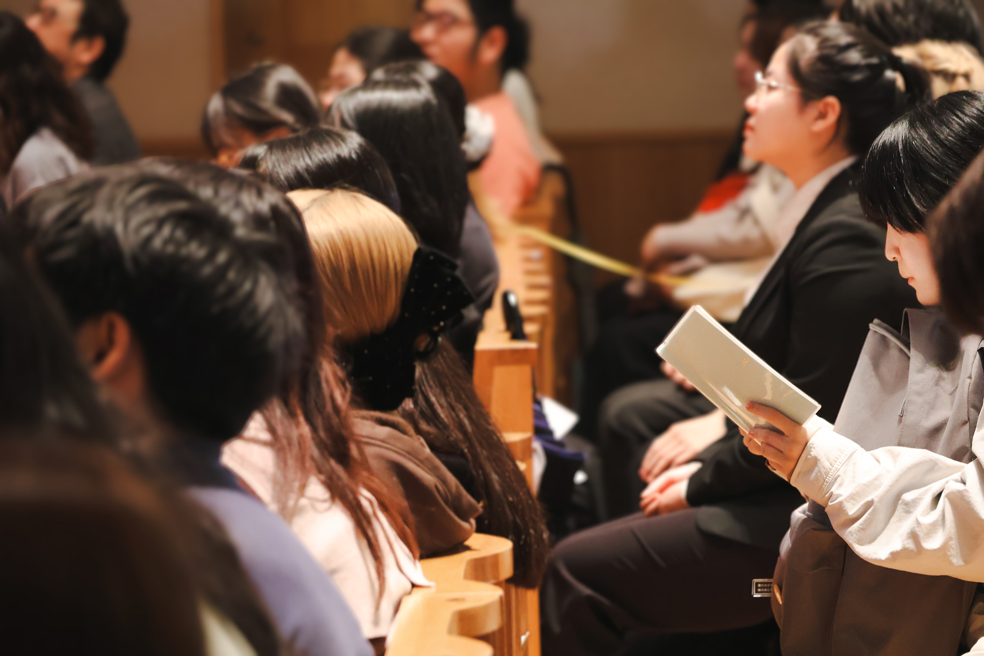 <p>聖学院大学では、毎週水曜日に学生や教職員が集う「アセンブリアワー」という時間があります。2026年度の初回となる今回は、小池学長からのメッセージと、昨年度に素晴らしい成績を収めた先輩たちの表彰式が行われました。大学での学びって、高校までと何が違うの？そんな疑問を持つ受験生のみなさんに、当日の様子をお届けします。成績優秀者のインタビュー掲載！</p>