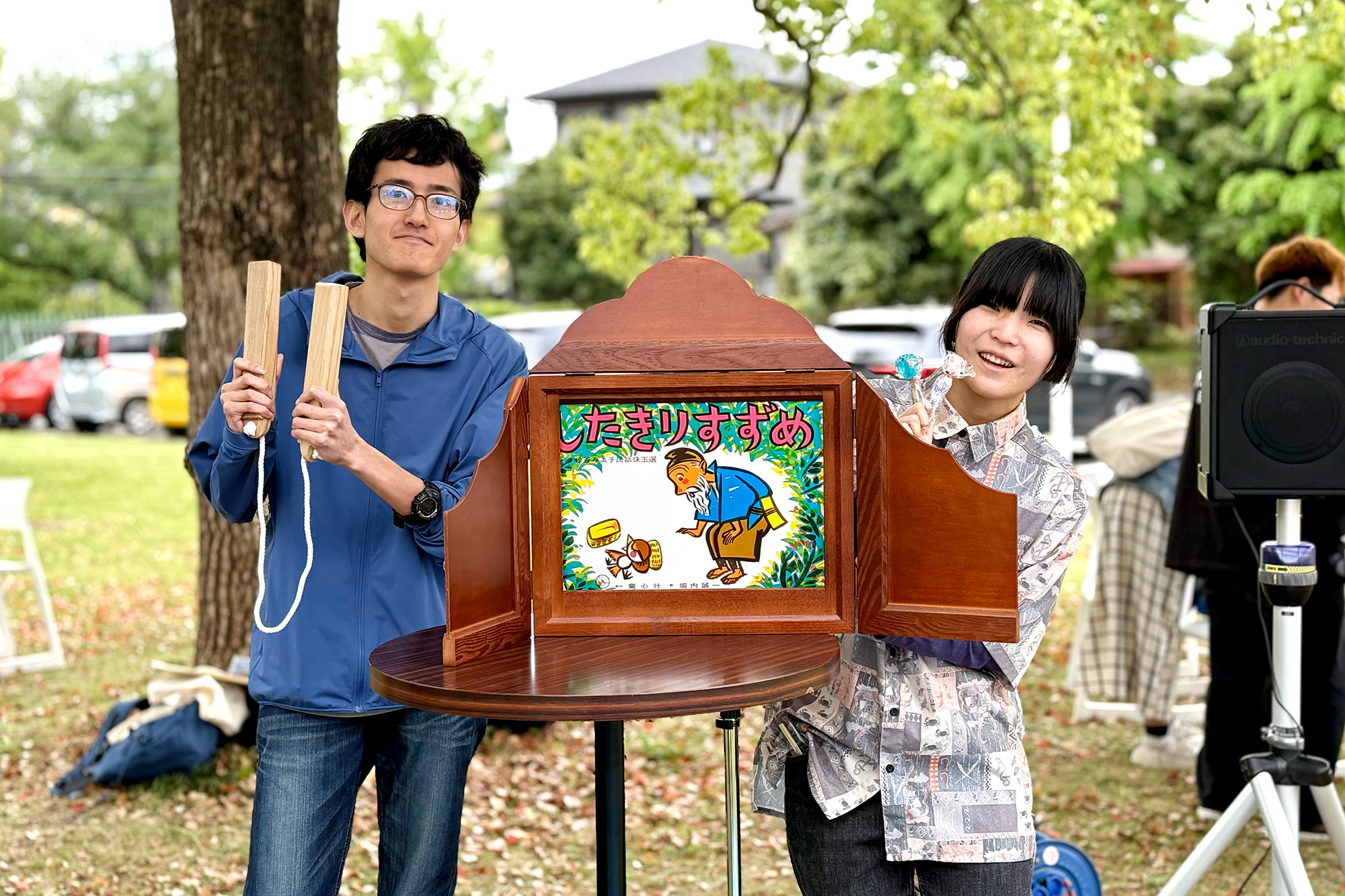 キャンパスの芝生が劇場に！絵本よみきかせグループ「こもれび」が仕掛ける、紙芝居を通じた多文化共生